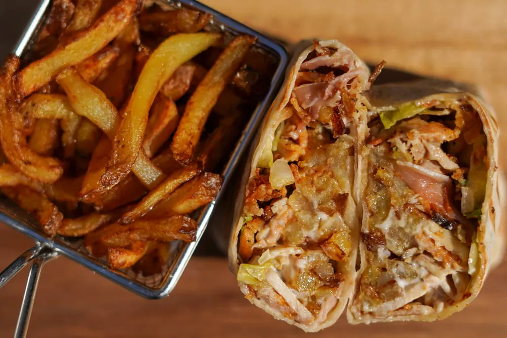Sandwich et frites dorées servis dans un panier, à emporter autour de Coudoux