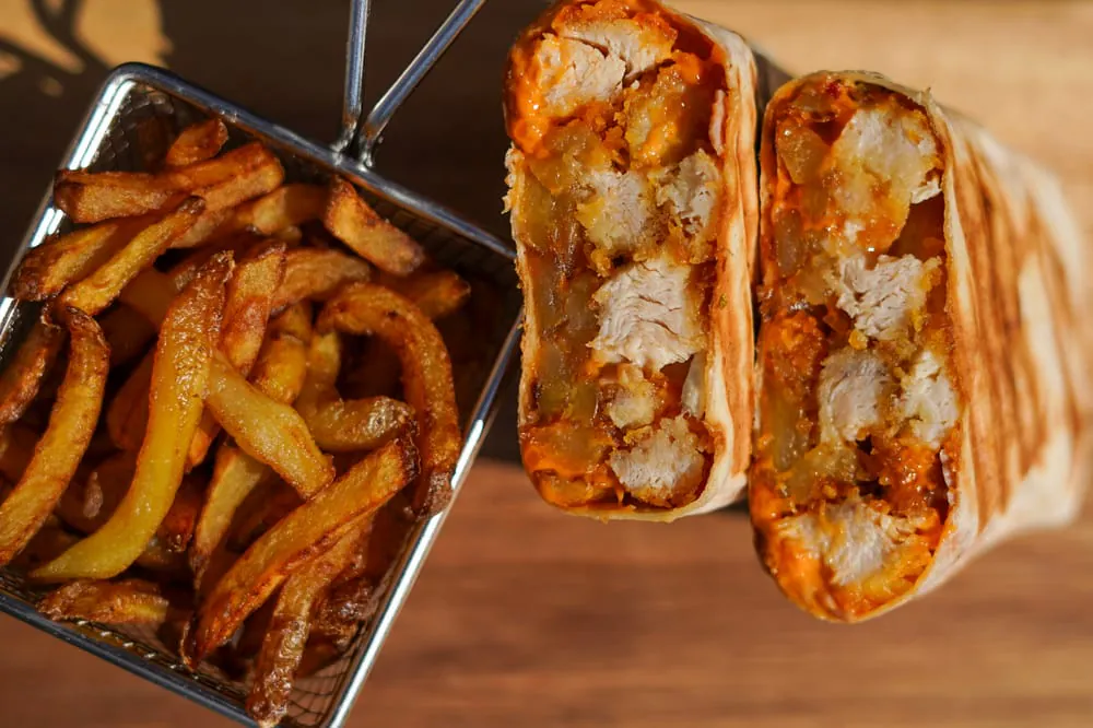 Tacos garni de poulet et sauce, servi avec des frites dorées, monté maison au Retro à Coudoux