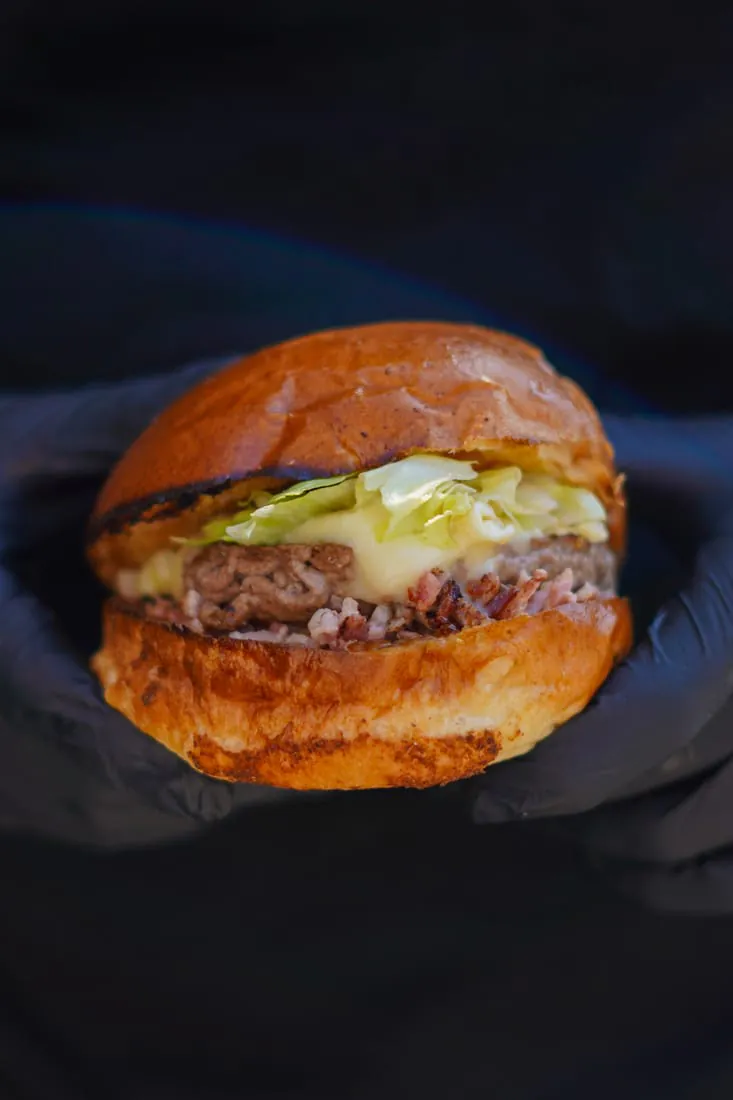 Burger maison au pain brioché, steak et bacon, à emporter en complément d'une pizza