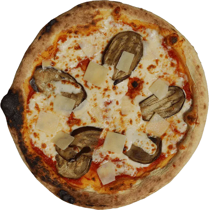 Pizza napolitaine aux aubergines grillées et mozzarella, garniture exposée à la chaleur pendant la cuisson