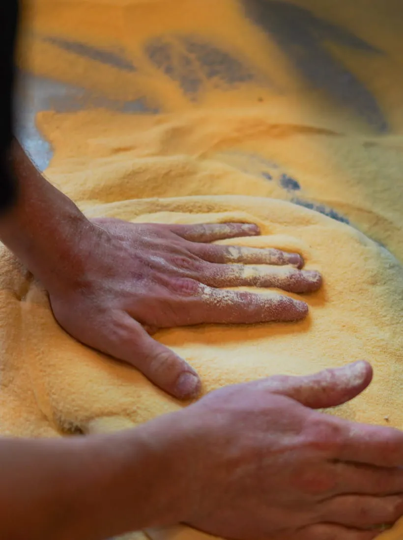 Pâte à pizza maison travaillée à la main