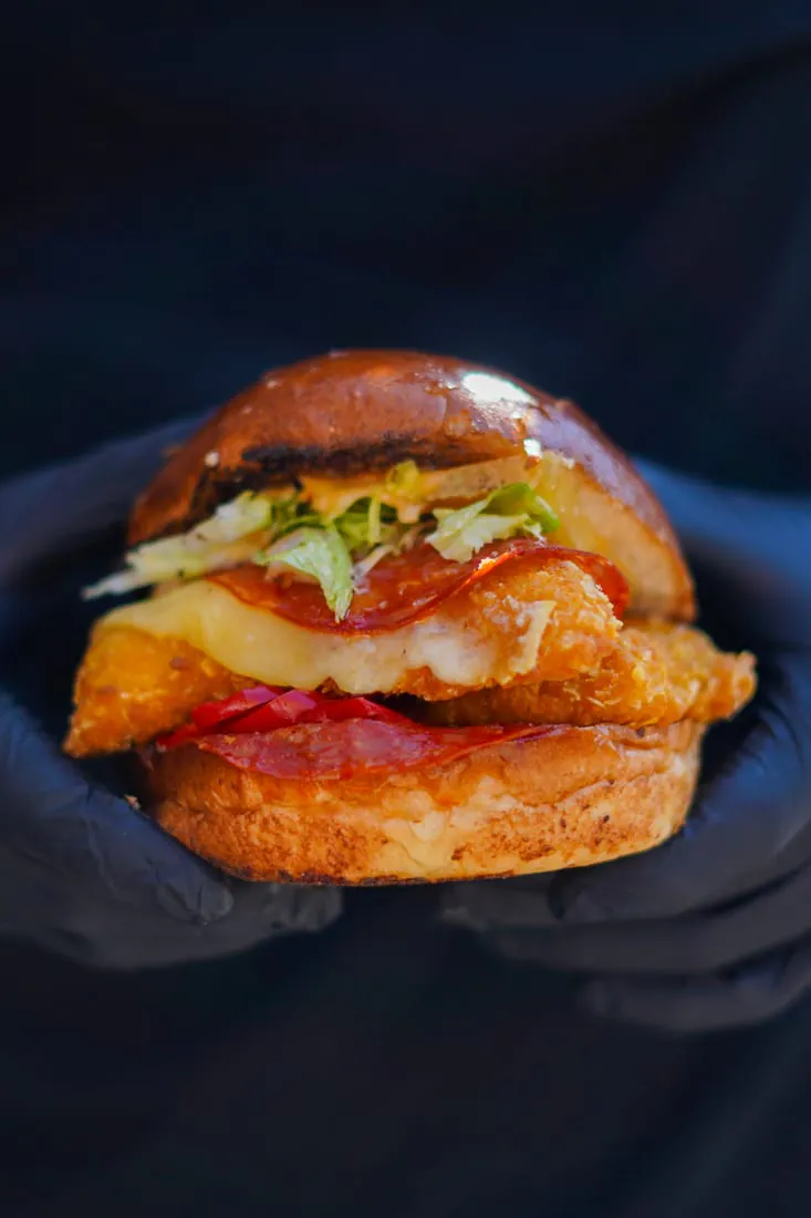 Le Basquais, burger du Retro au double poulet croustillant et poivrons cuisinés, livré à Velaux