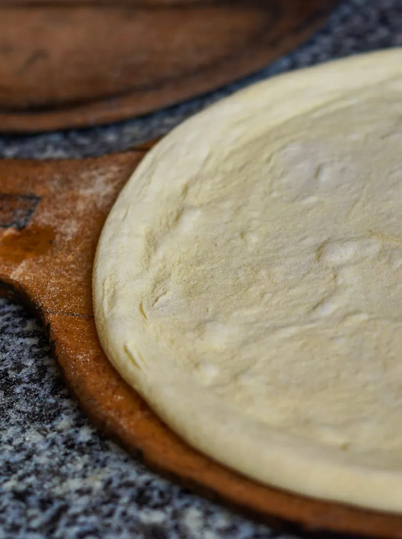 Pâte à pizza maison étalée