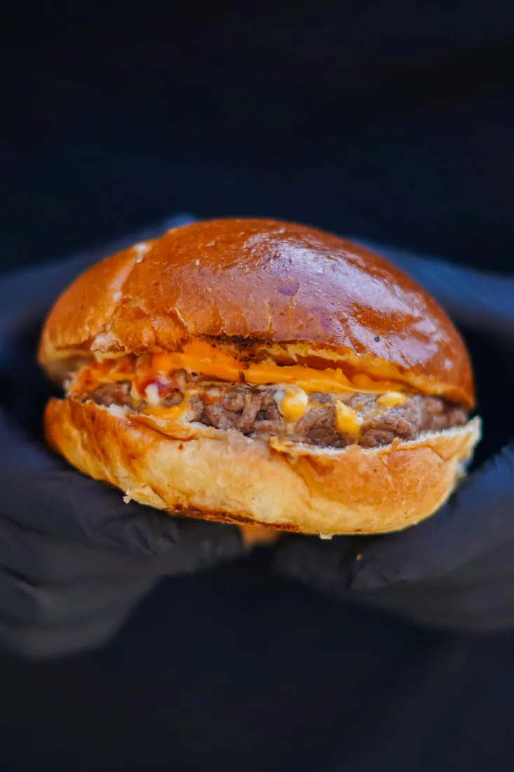 Le Cheesy, cheeseburger maison du Retro à Coudoux : steak haché français, cheddar fondu et pain maison