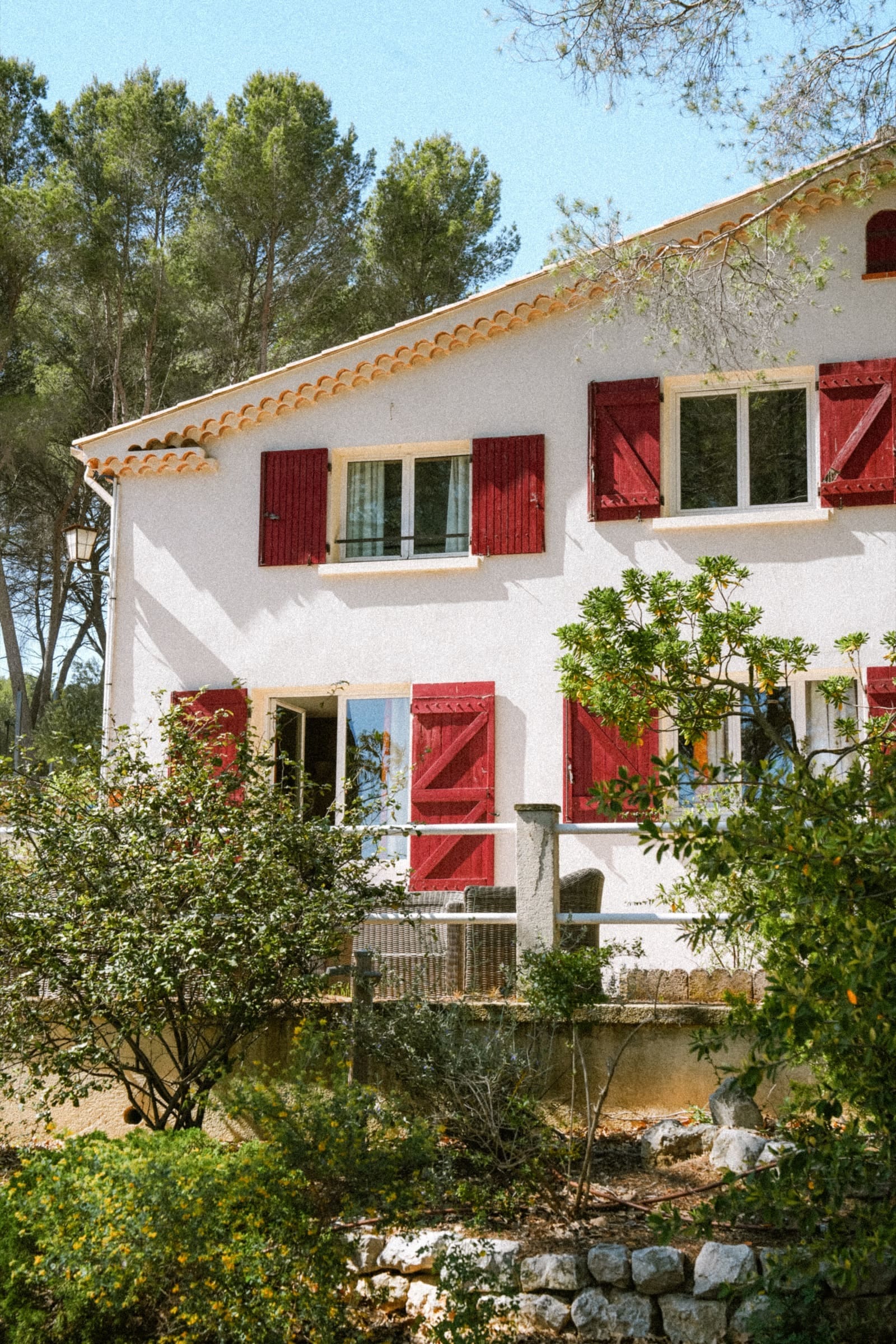 Mas provençal aux volets rouges de La Garrigue entouré de son jardin méditerranéen, dans le Pays d'Aix