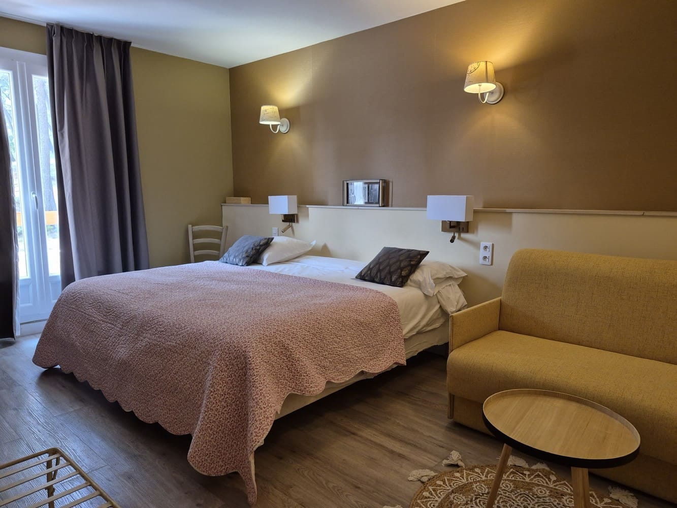 Chambre confortable avec grand lit pour l'hébergement d'un séminaire résidentiel au domaine de La Garrigue