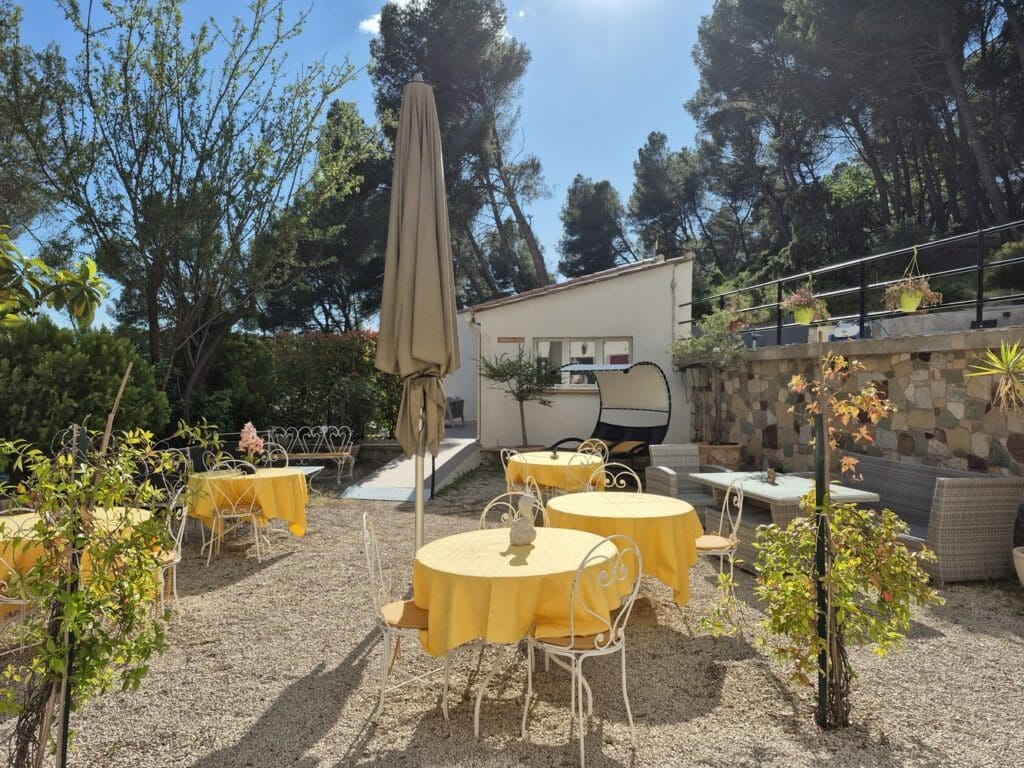 Salle et terrasse aux nappes jaunes du restaurant La Garrigue à Aix-en-Provence