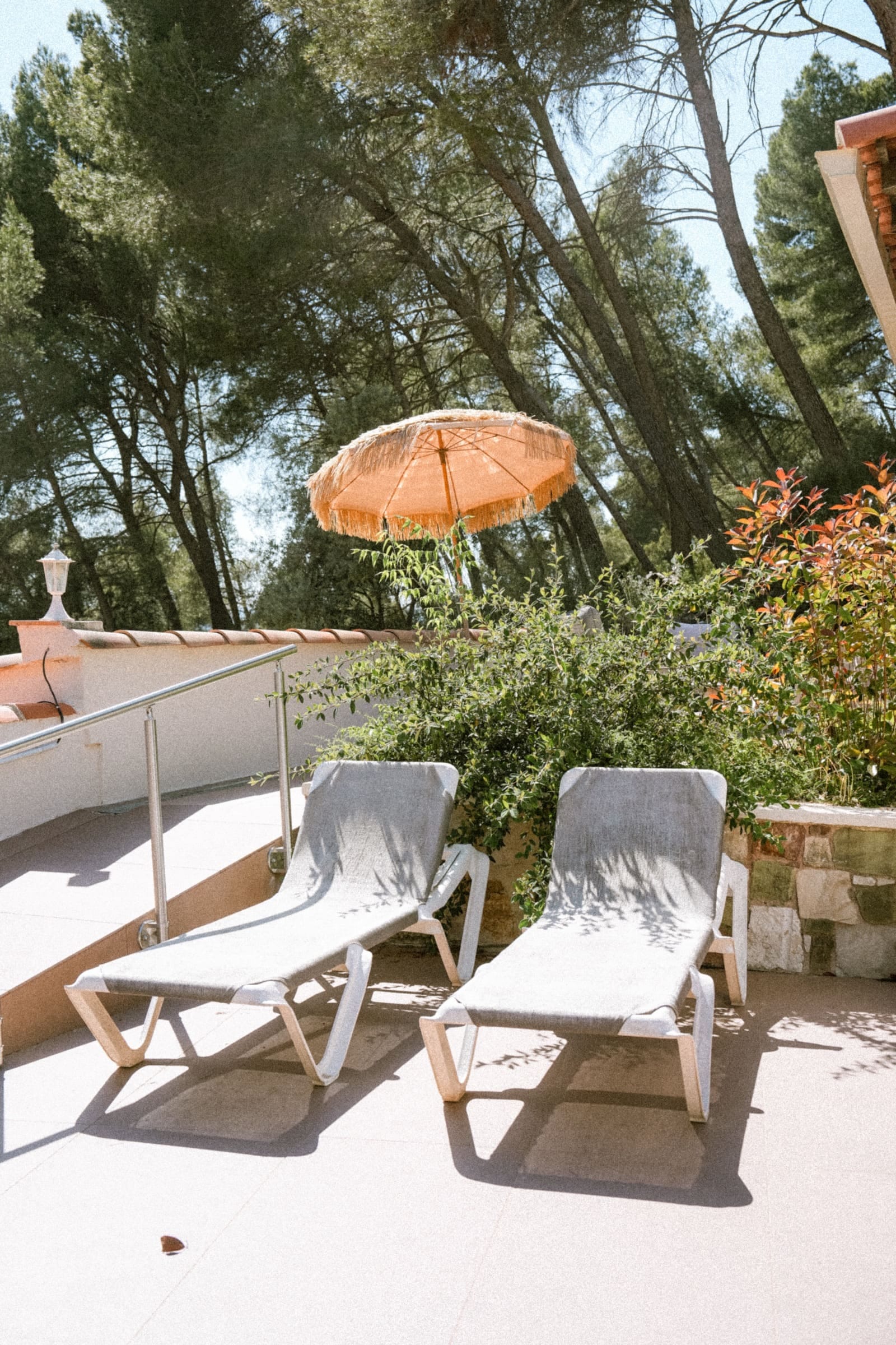 Espace bar et lounge ombragé du restaurant La Garrigue à Aix-en-Provence