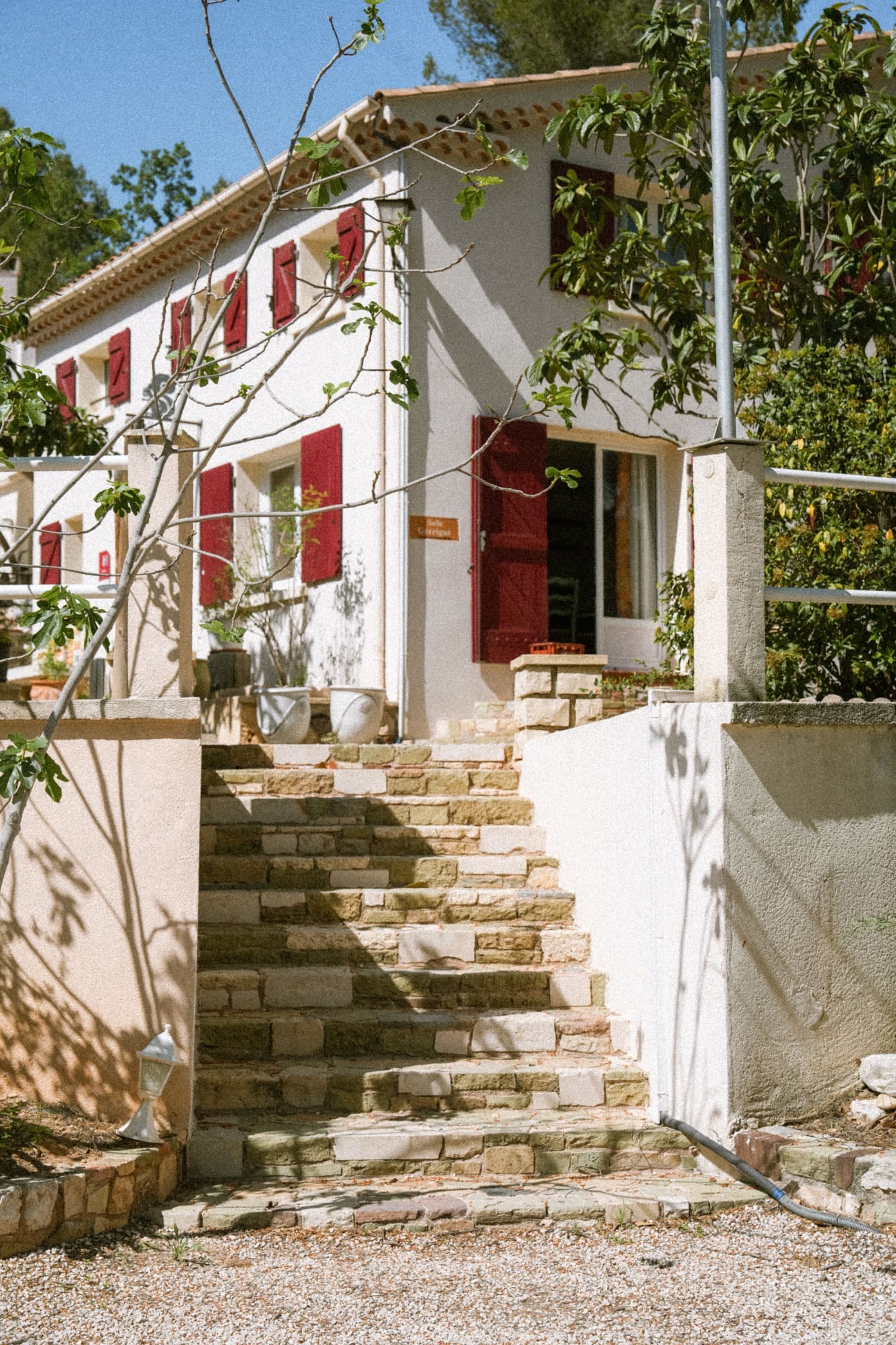Mas provençal aux volets rouges et escalier en pierre