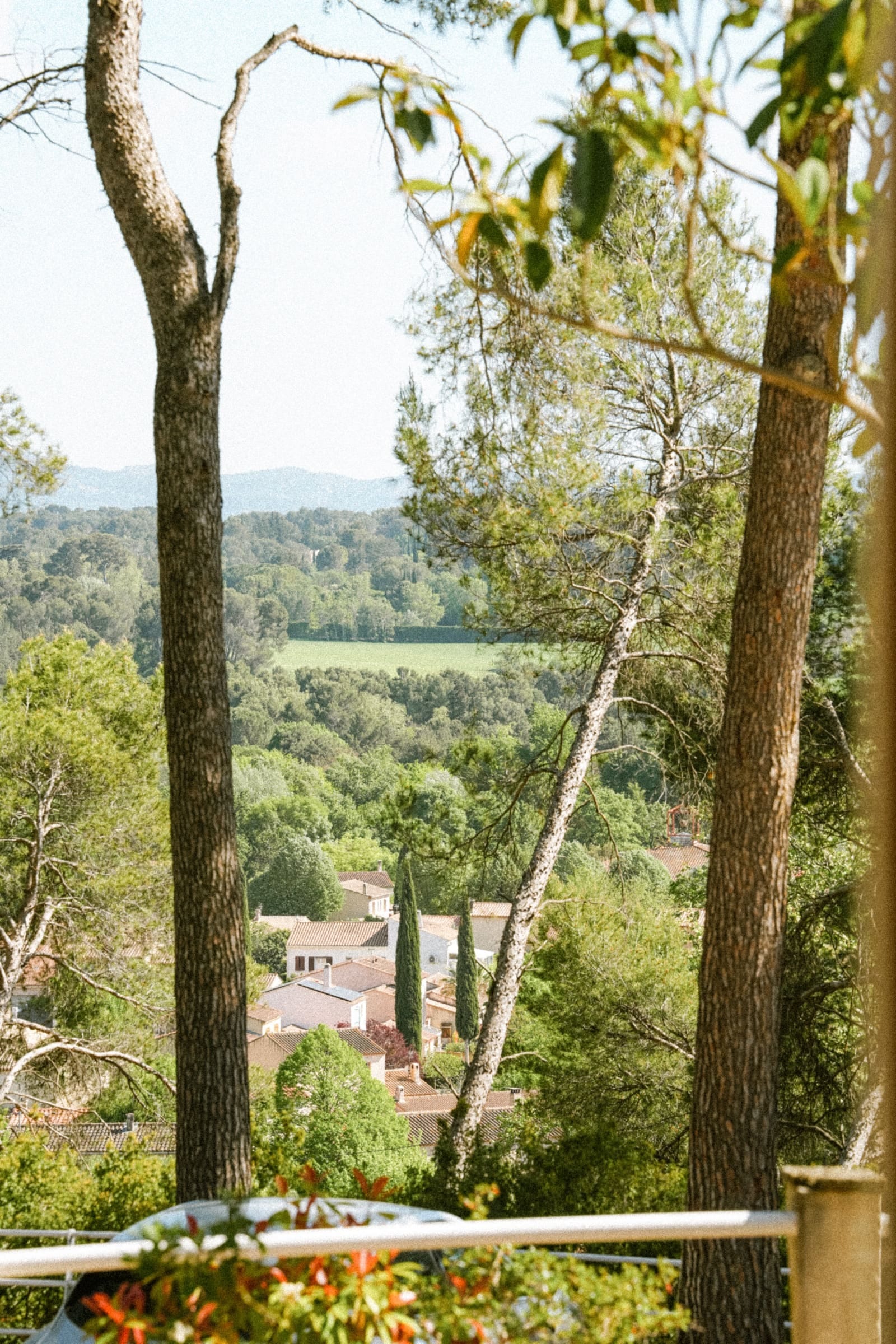 Table dressée en terrasse au bord de la piscine, mise en place d'un séminaire d'entreprise à La Garrigue, Aix-en-Provence