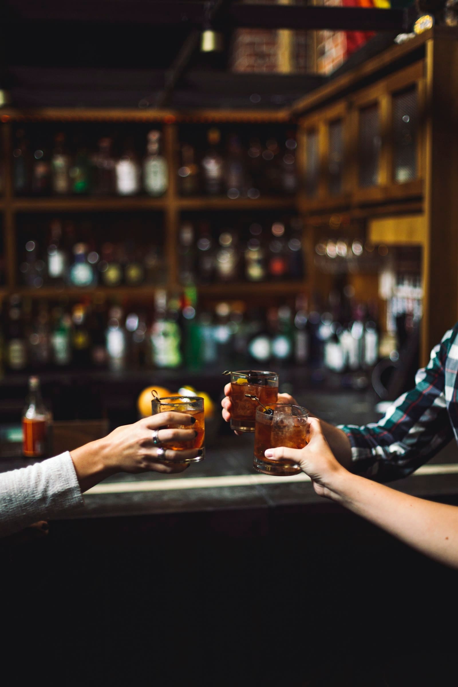 Trinquée d'apéritif au comptoir d'un bar