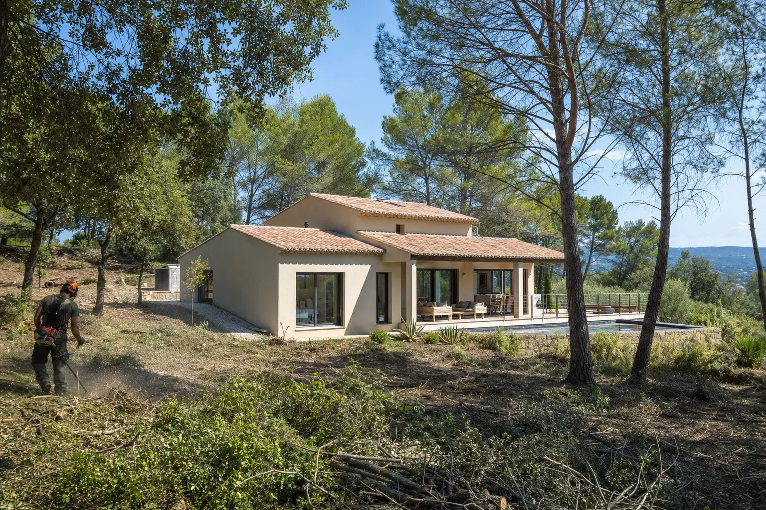 Débroussaillement 50 mètres autour de la maison : le guide clair