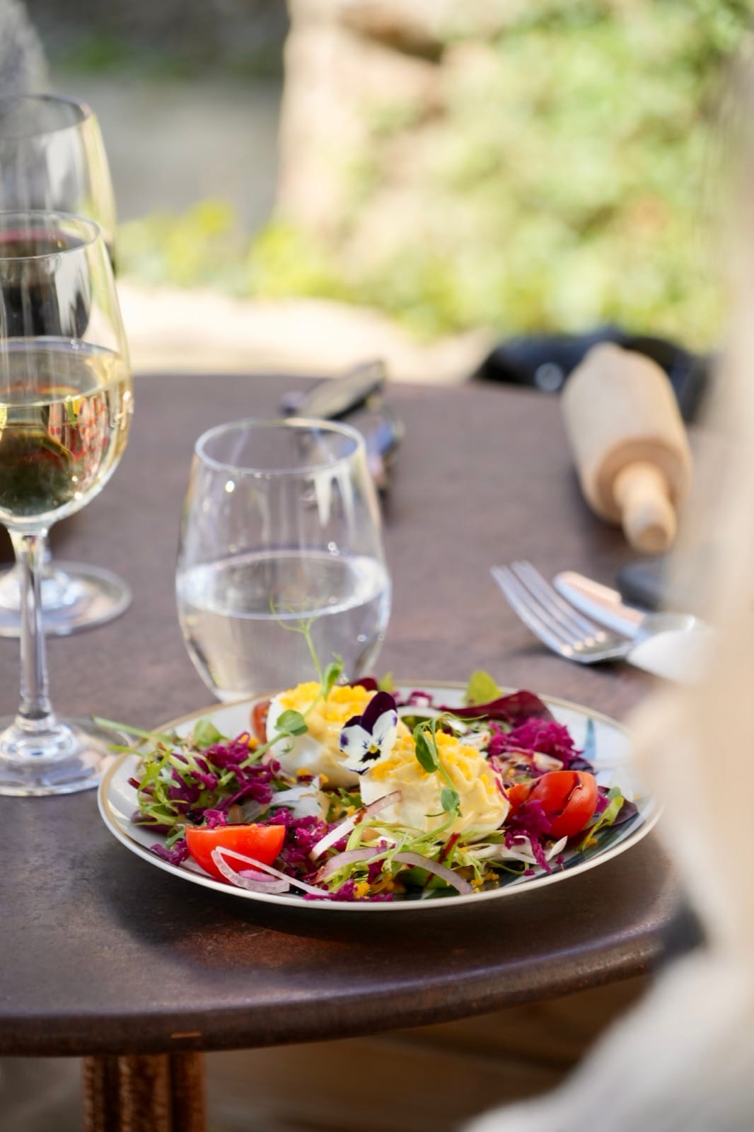Fresh salad and poached egg, the starter served on the terrace