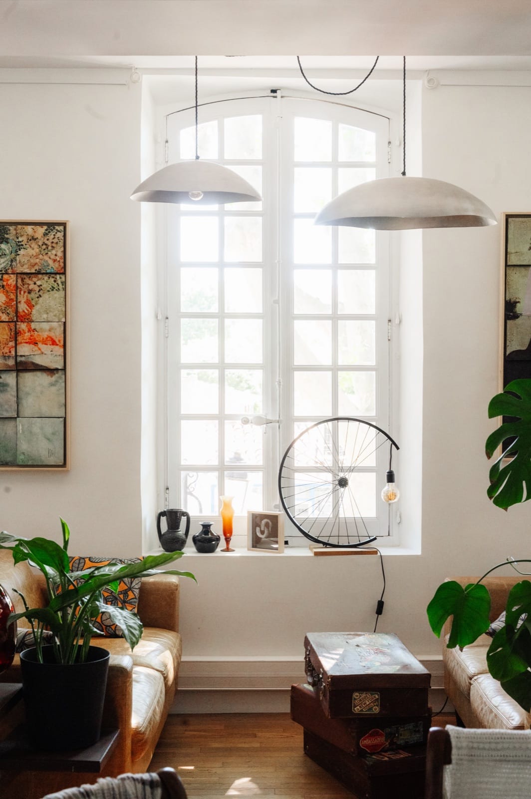 Le salon intérieur : canapés en cuir, suspensions et objets chinés
