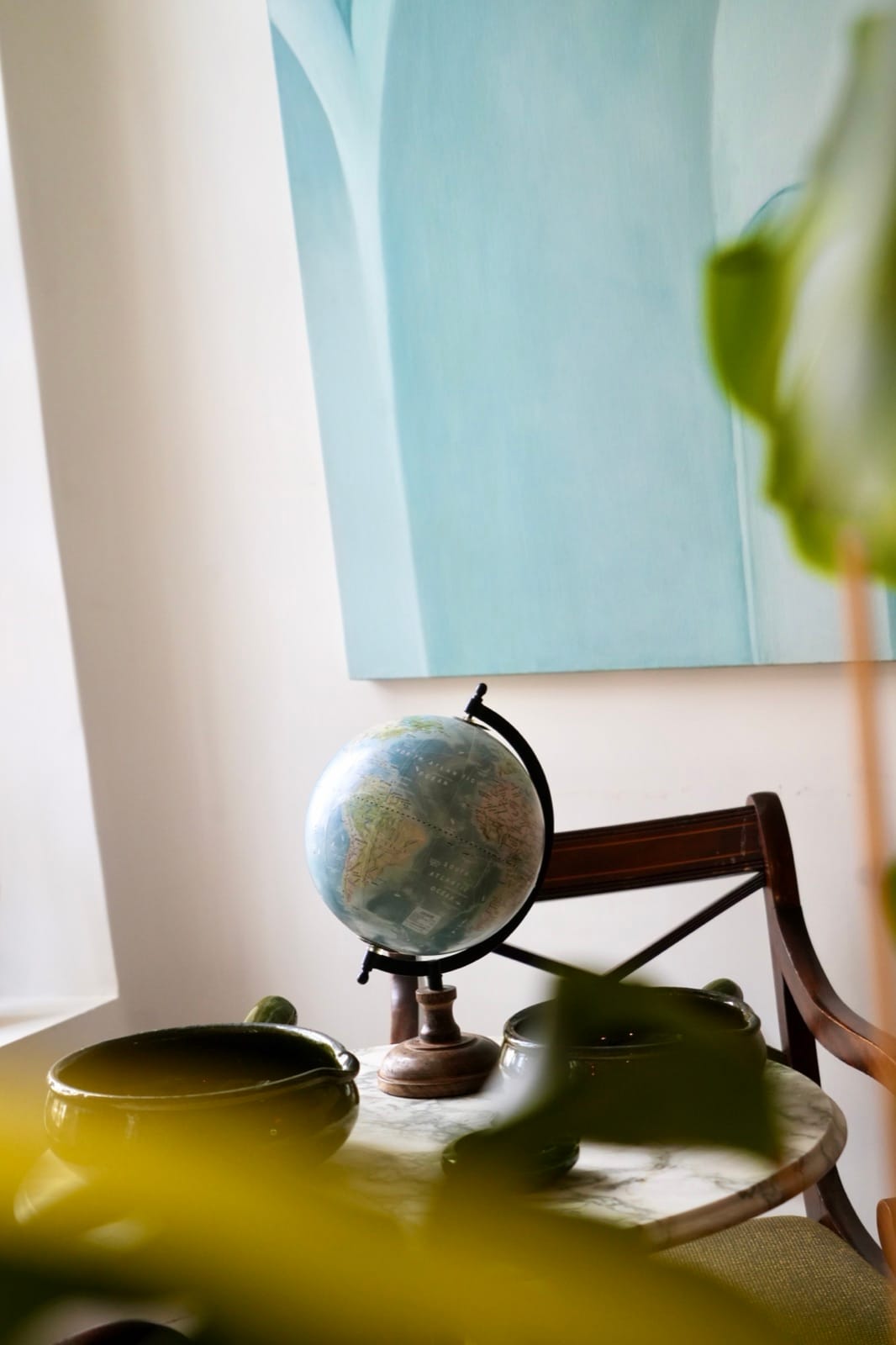 The globe set in the lounge, an invitation to travel