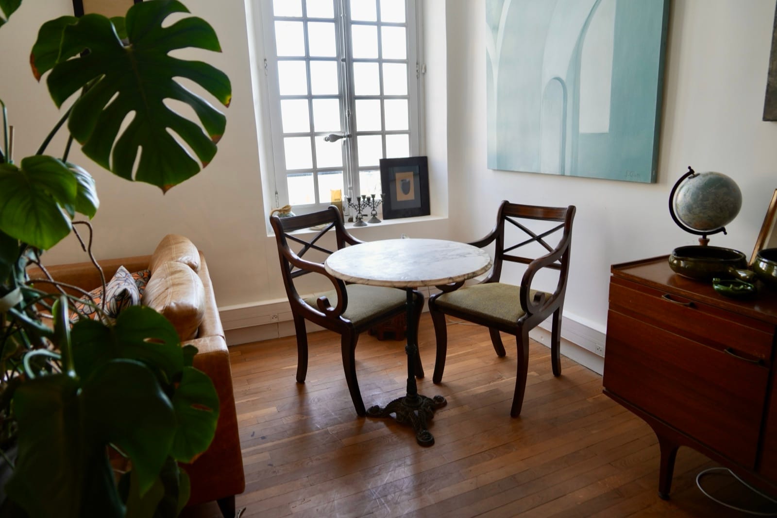 Globe, marble table and blue canvas, a curated corner of the lounge