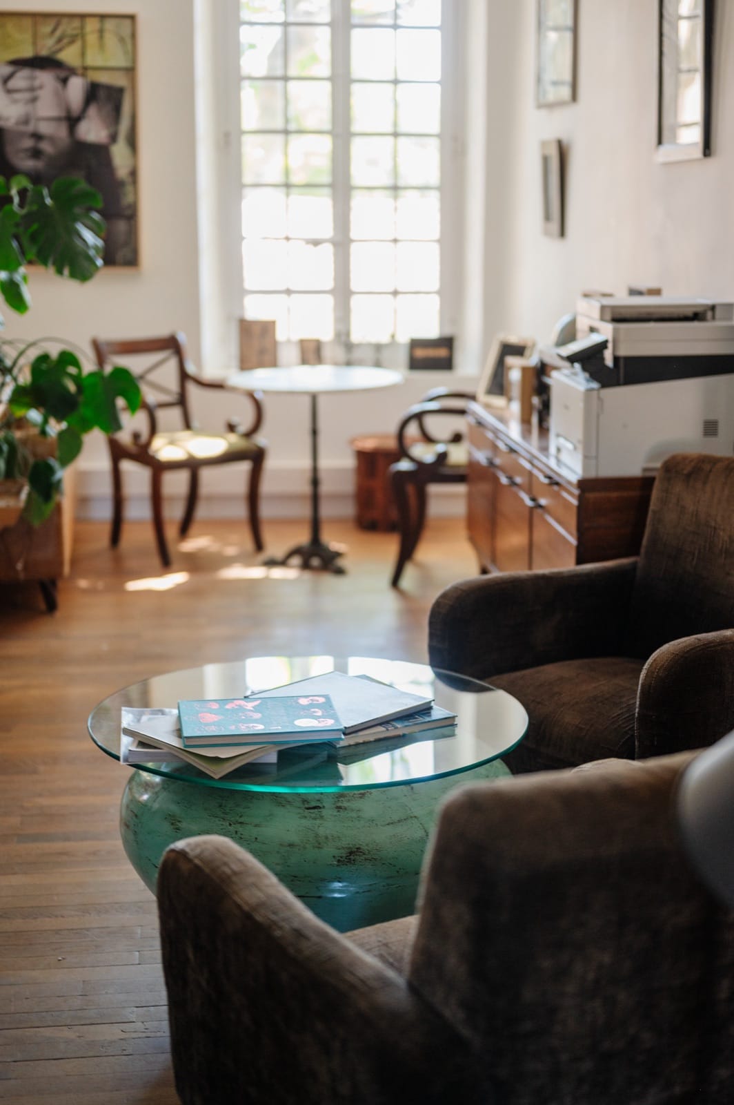 Velvet armchairs and a coffee table, the quiet meeting corner