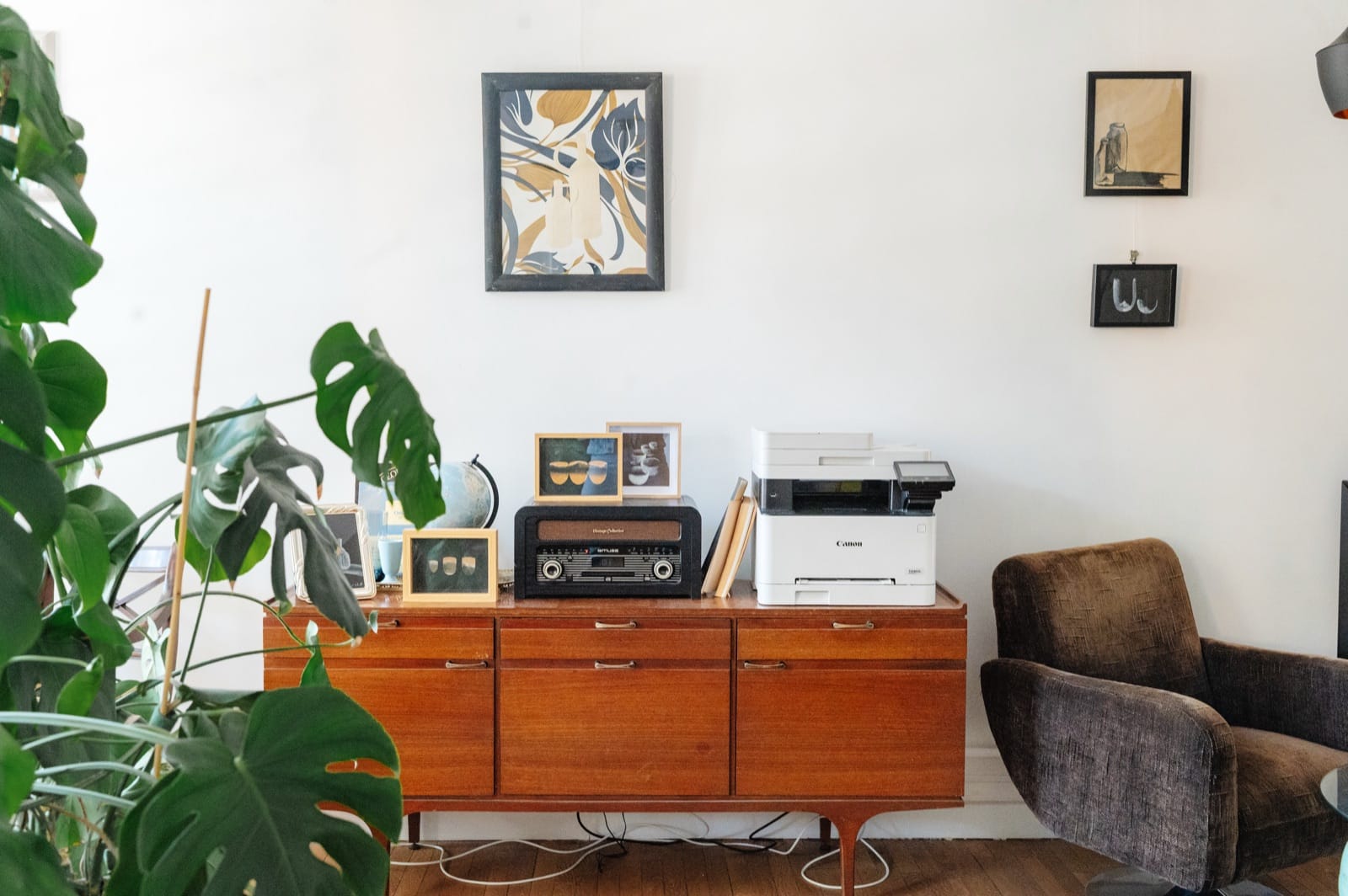 The coworking space: vintage sideboard and armchairs, ready to work