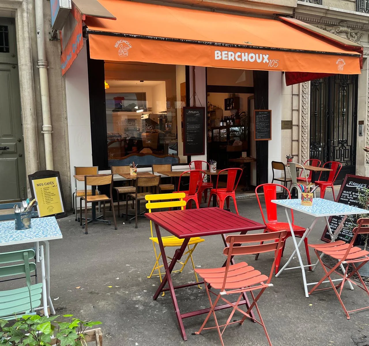 Devanture et terrasse du restaurant Berchoux au 105 rue Caulaincourt, à Montmartre dans le 18e