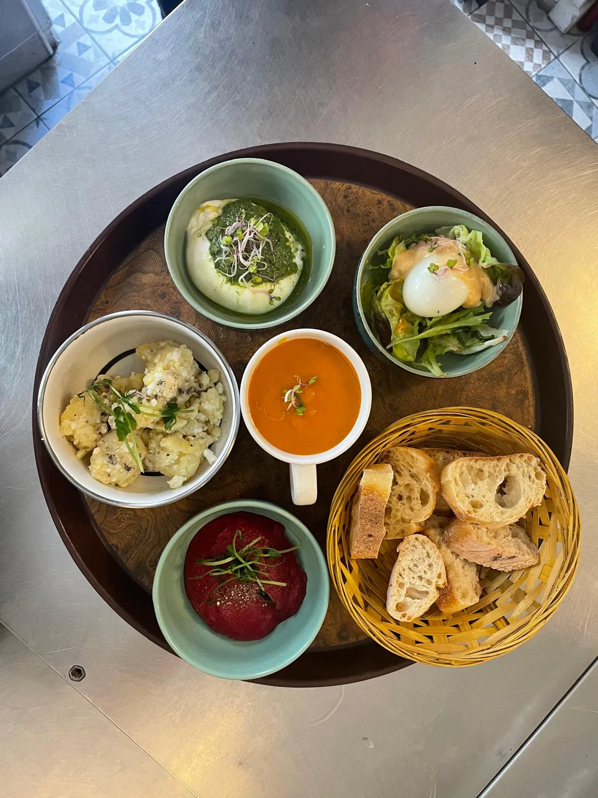Plateau de partage dressé sur une table du restaurant Berchoux, à Montmartre