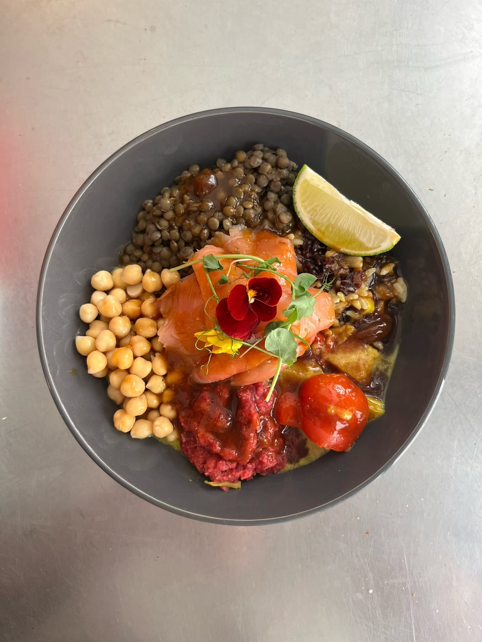Berchoux Bowl : lentilles, pois chiches, saumon, riz, fleurs comestibles