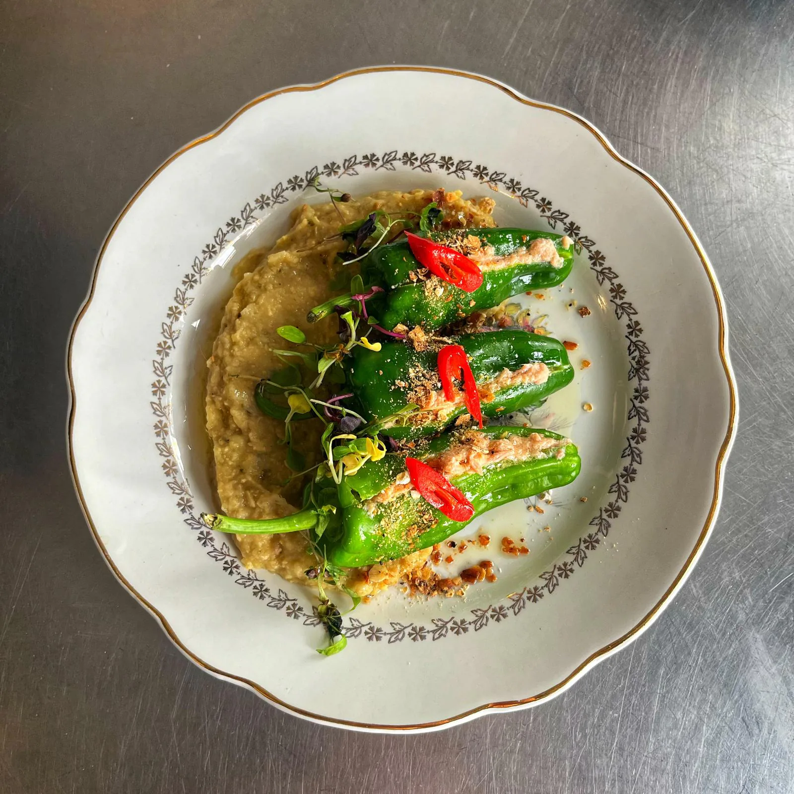 Piments farcis servis sur un caviar d'aubergine, cuisine maison de Berchoux à Montmartre