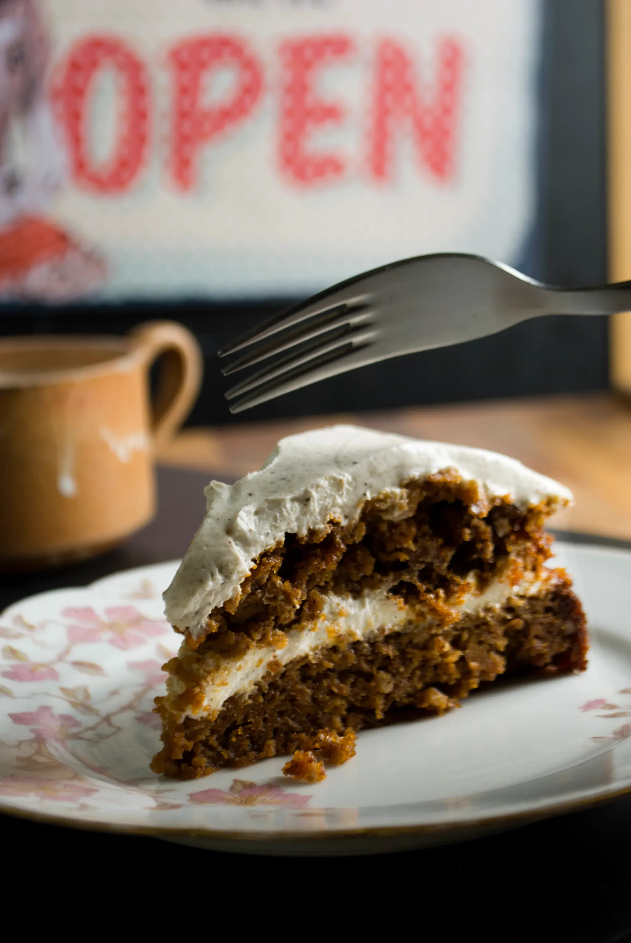 Carrot cake signature Berchoux, part en clair-obscur