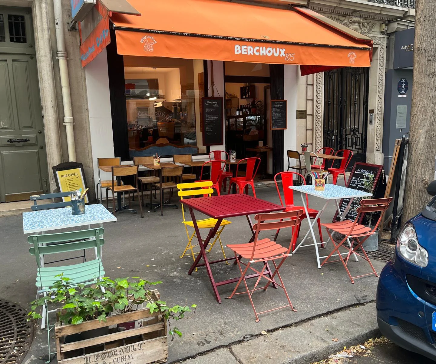 Terrasse aux chaises colorées du restaurant Berchoux, 105 rue Caulaincourt à Montmartre