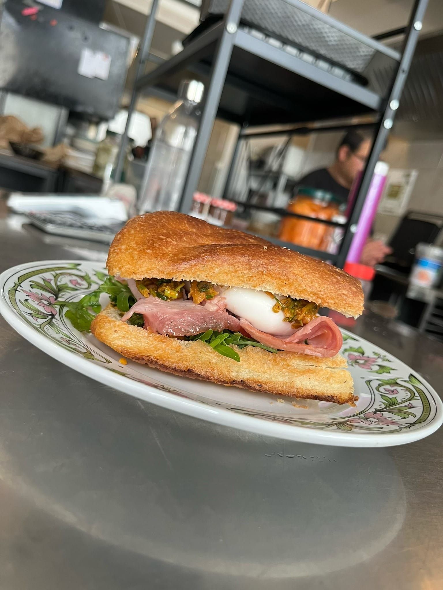Sandwich burrata jambon rôti sur assiette florale