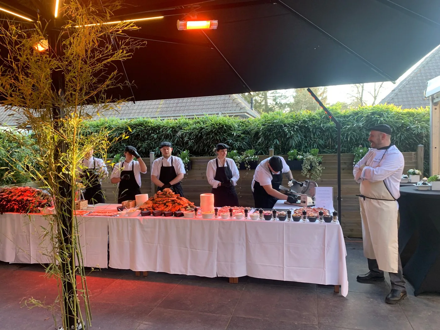 L'équipe derrière un buffet en terrasse