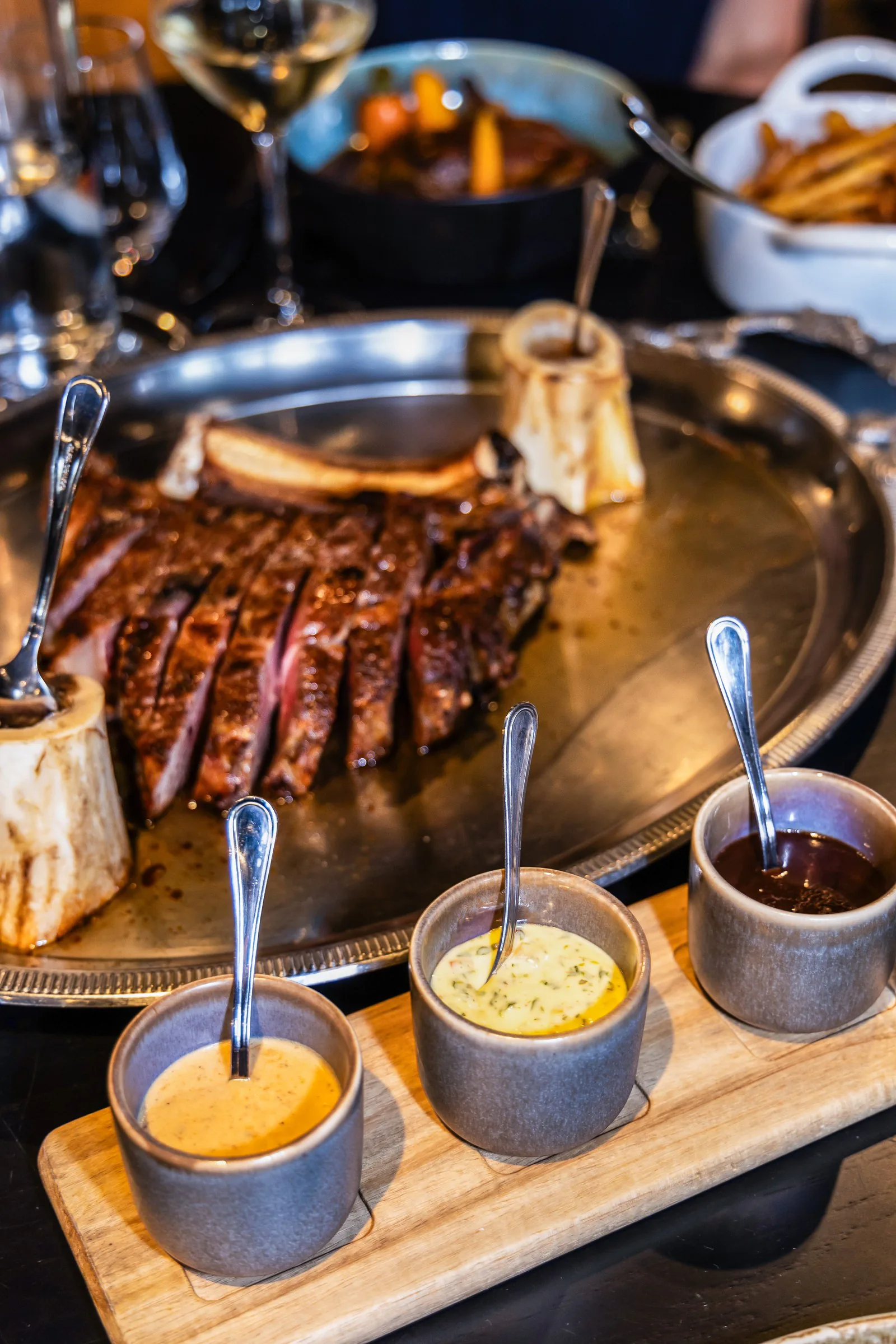 Côte de bœuf, os à moelle et trilogie de sauces