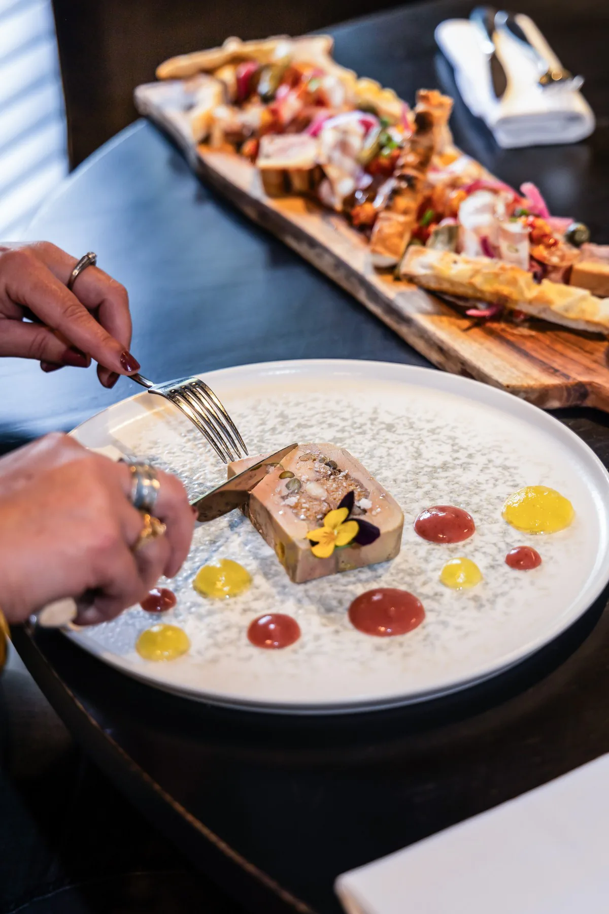 Une planche à partager et une assiette servies à table