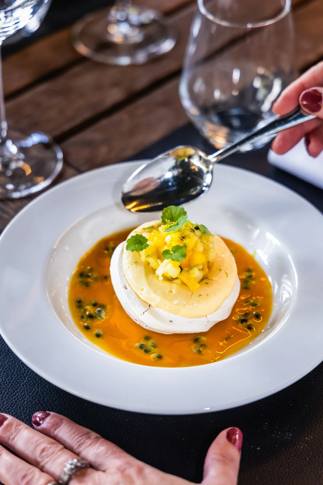 Une sauce versée à table sur un dessert