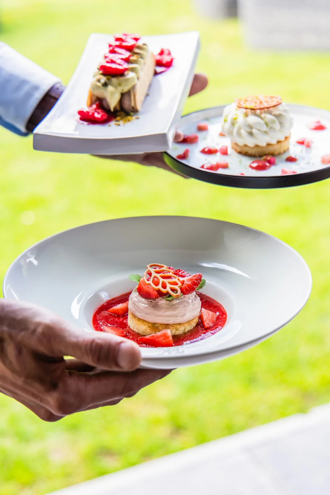 Des desserts dressés, servis dans le jardin