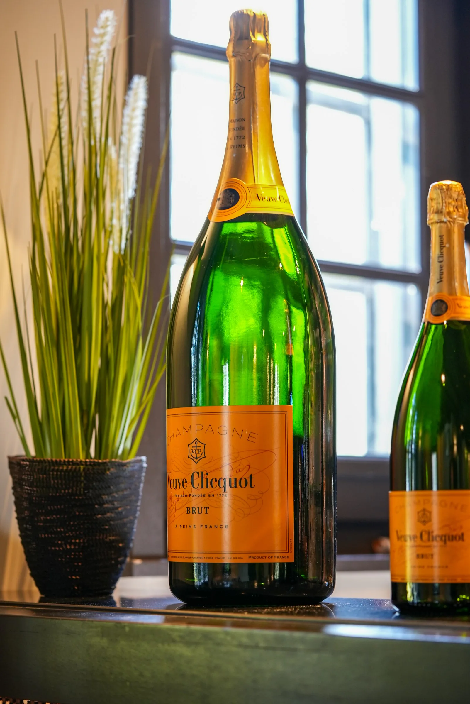 Champagnes sur le comptoir, devant la fenêtre