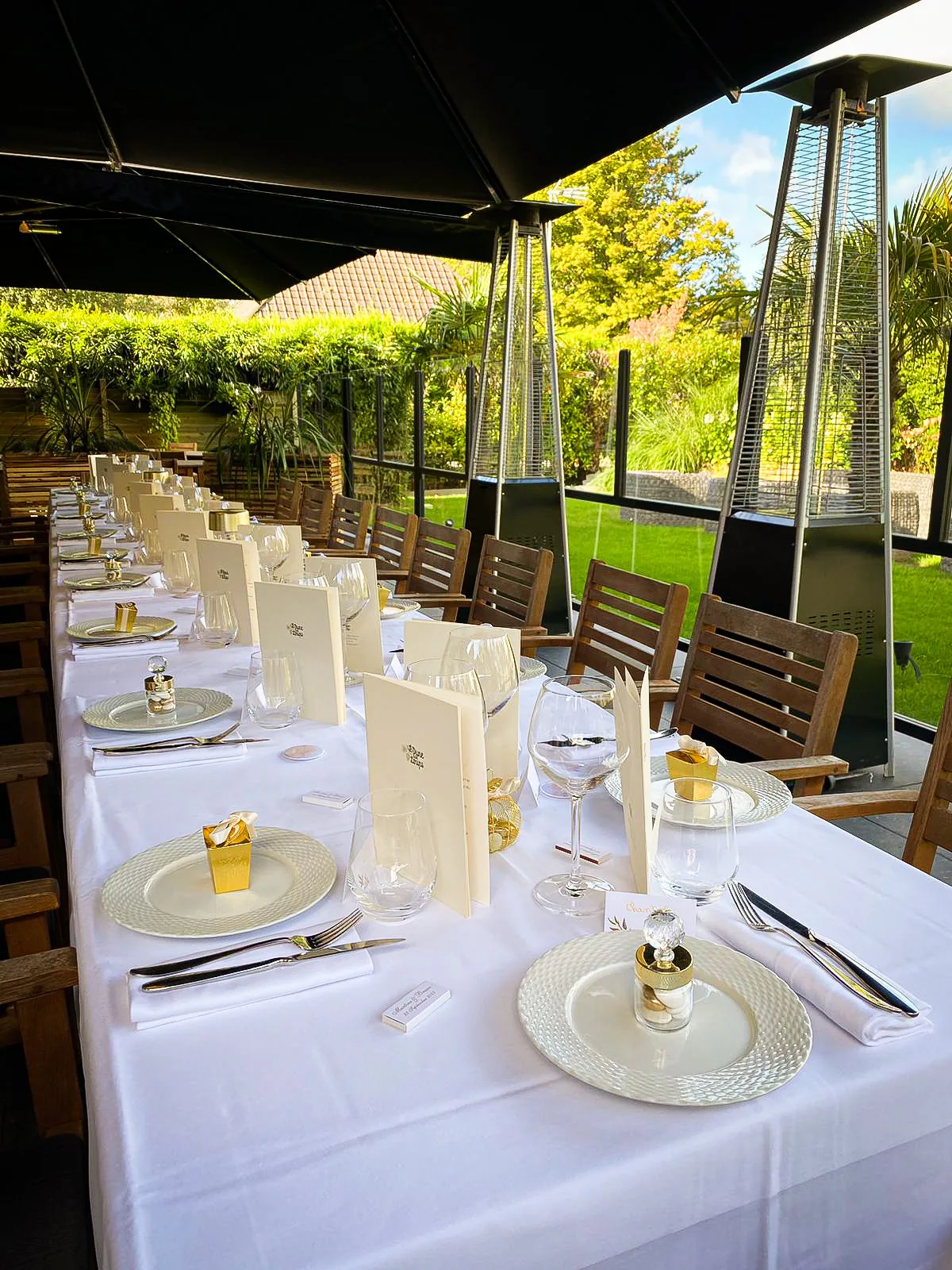 Une longue tablée de fête dressée sous la terrasse couverte