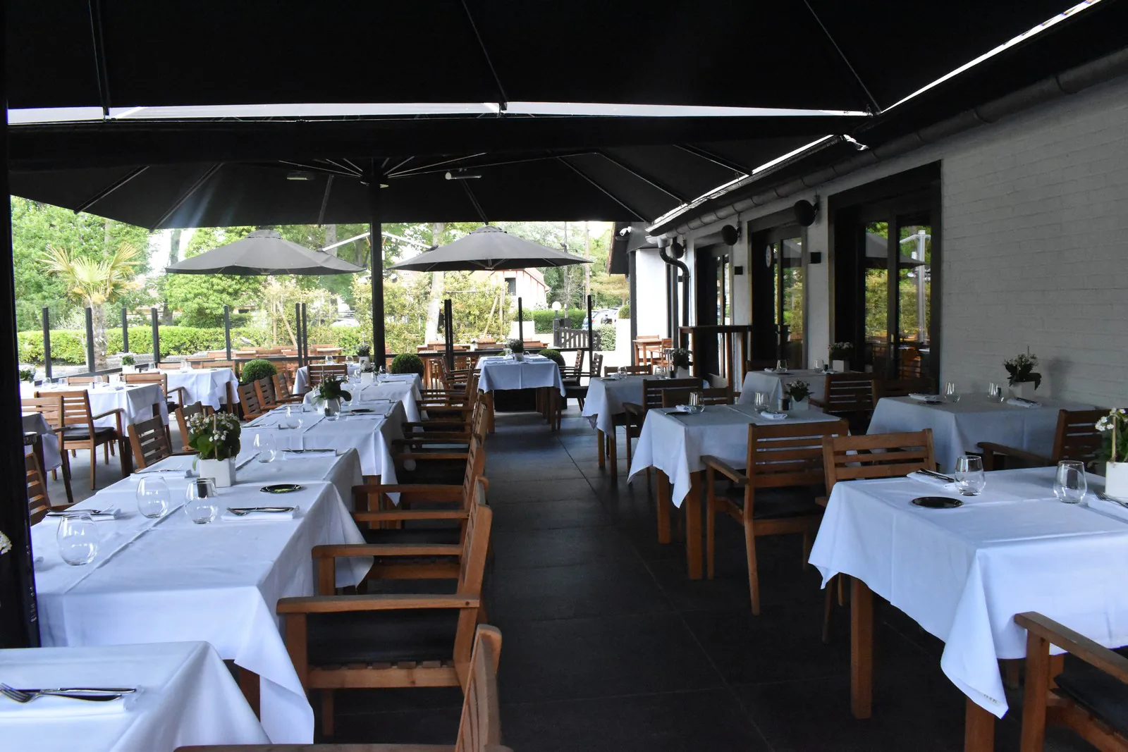 La terrasse couverte dressée en nappes blanches