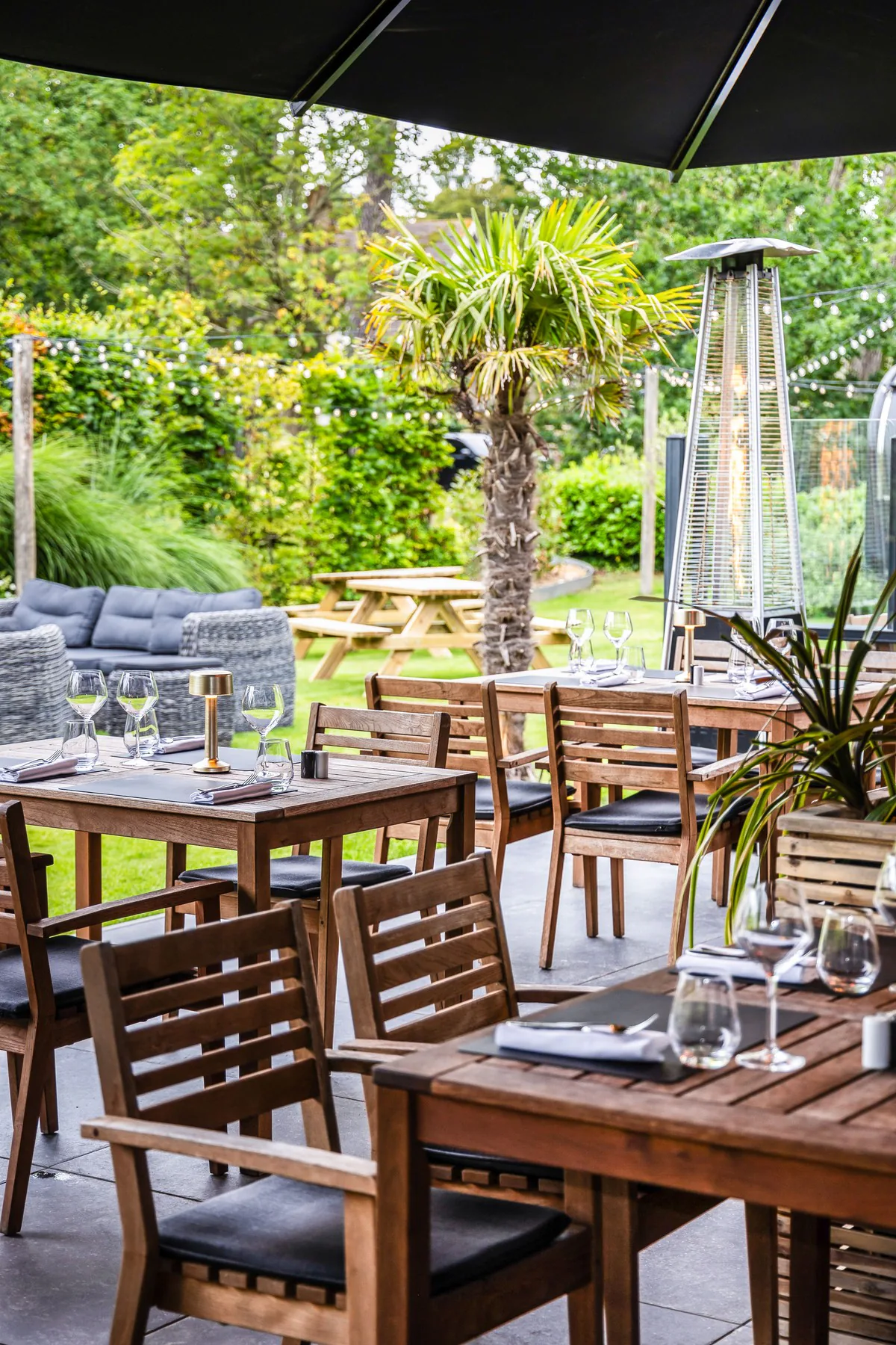La terrasse dressée au bord du jardin