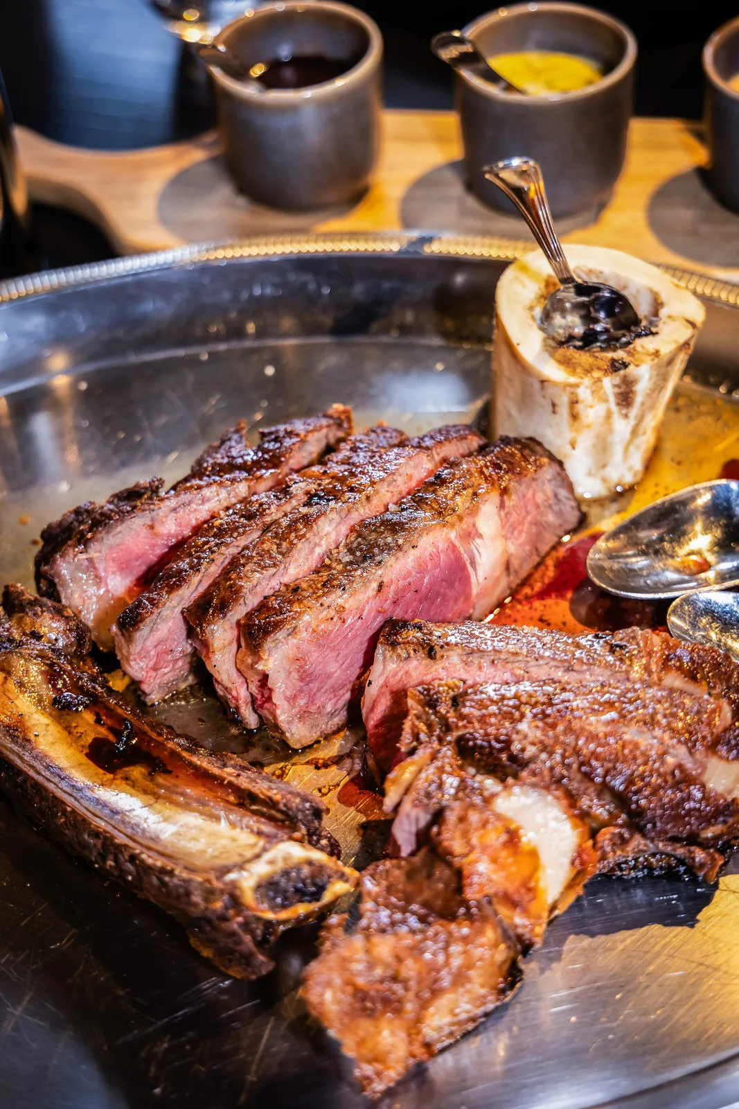 Côte de bœuf grillée et os à moelle