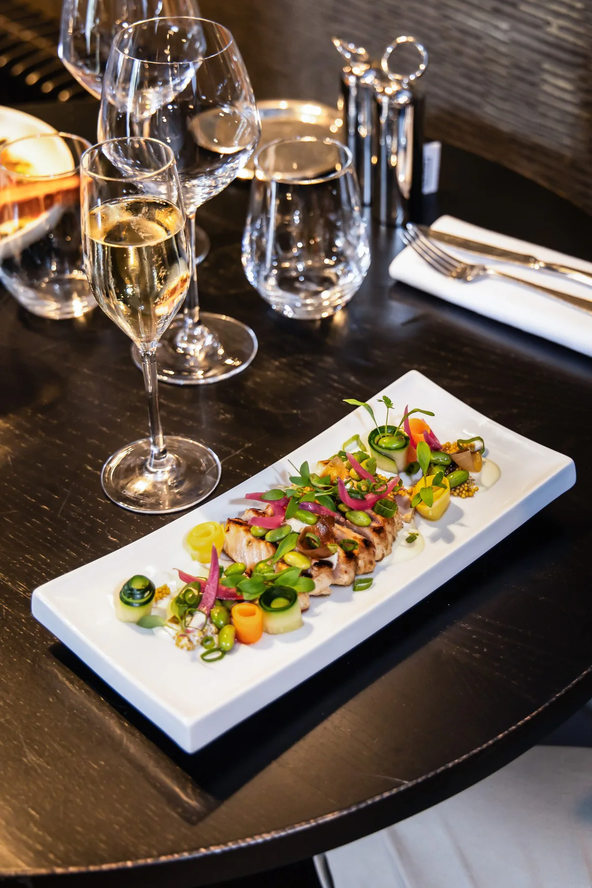 Une entrée dressée sur une assiette rectangulaire