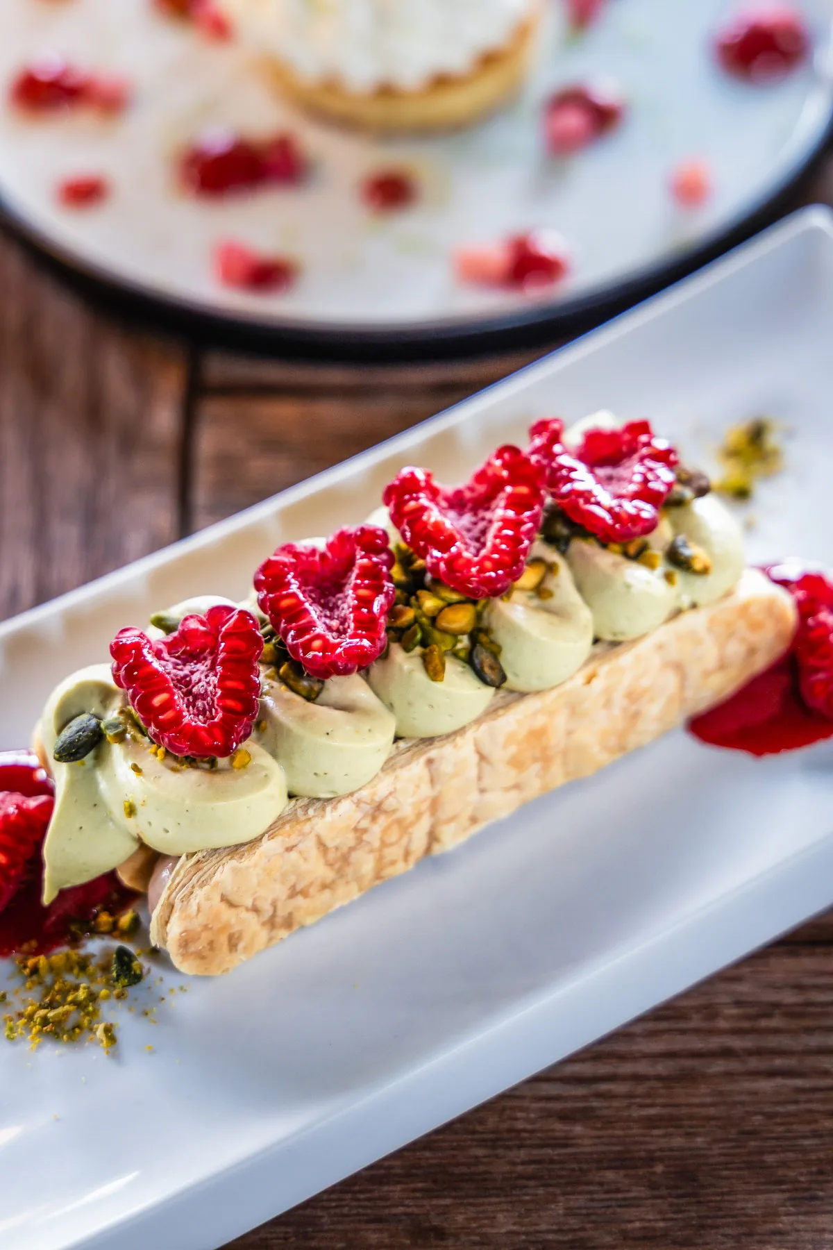 Un éclair aux fraises et à la pistache