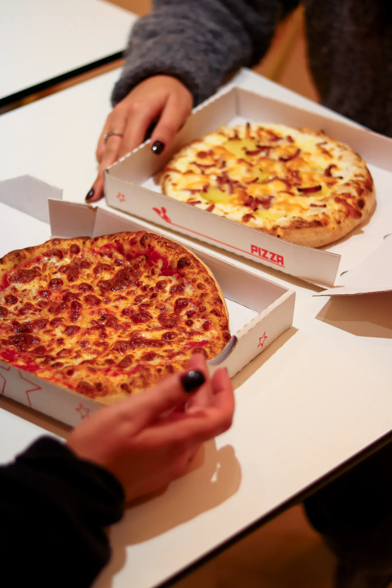 Boites de pizza Pizza Crush remises en main propre lors d'une livraison aux Pennes-Mirabeau