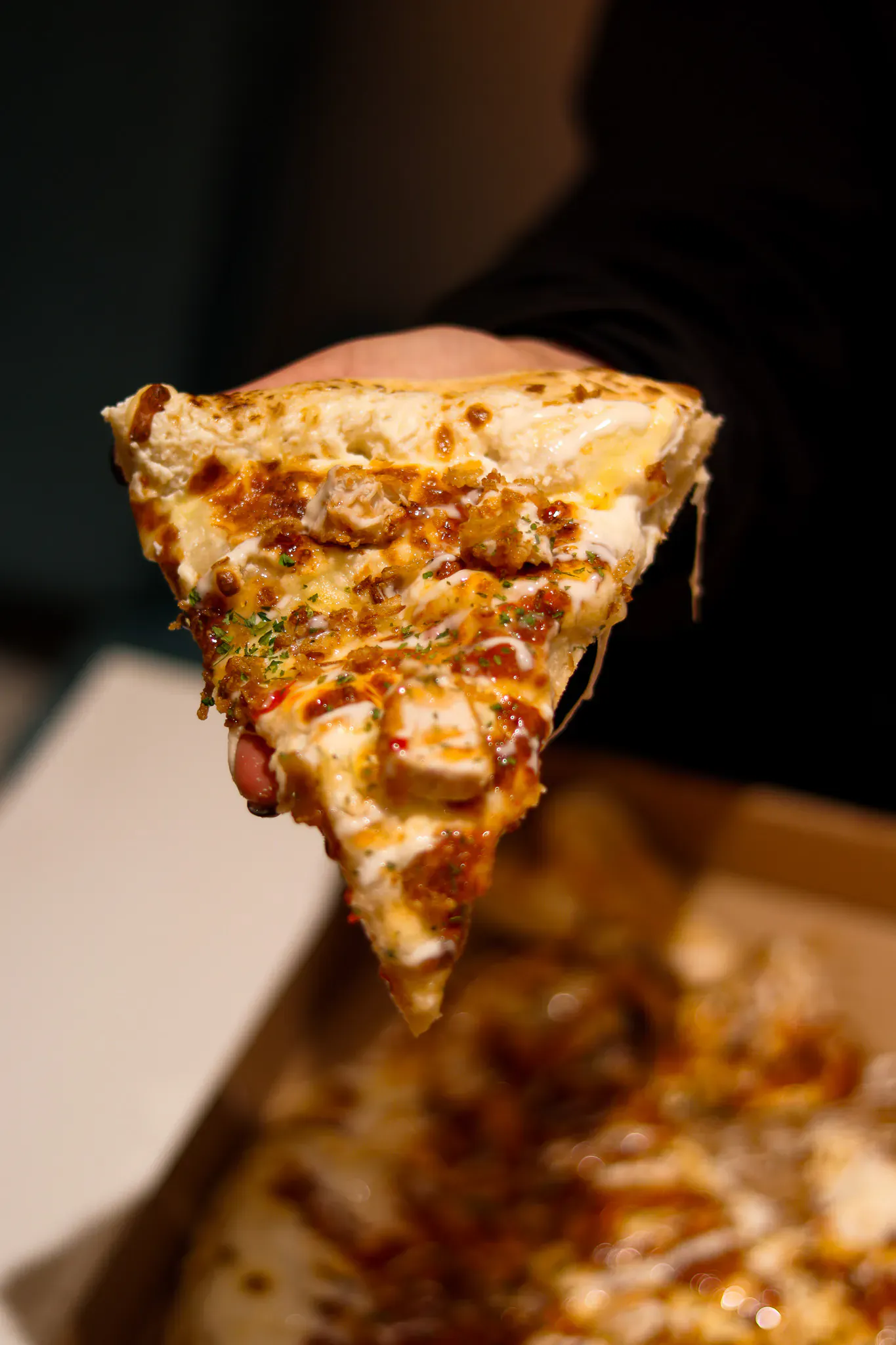 Part de pizza halal au fromage fondu et poulet servie par Pizza Crush aux Pennes-Mirabeau