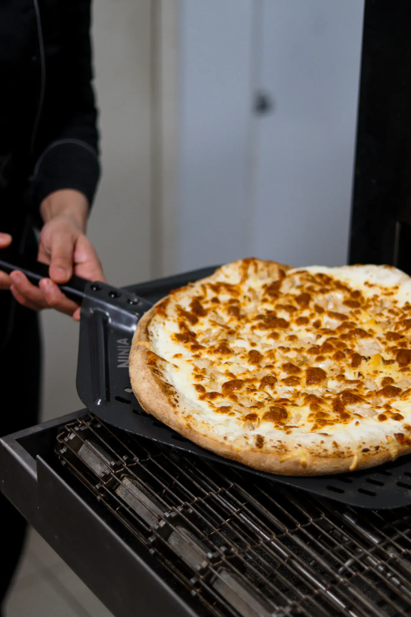 Pizzaiolo Pizza Crush sortant du four une pizza a pate fraiche destinee aux Pennes-Mirabeau