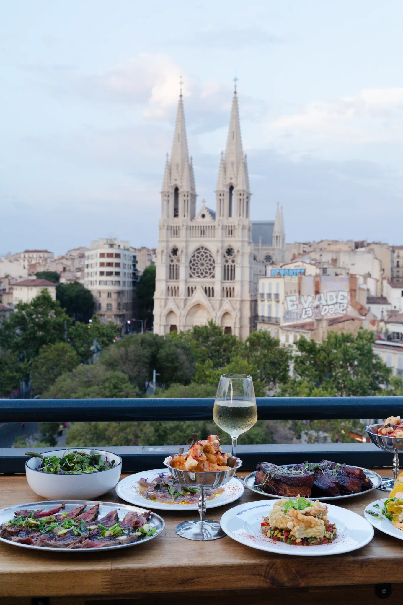 Table dressée en terrasse face à l'église des Réformés