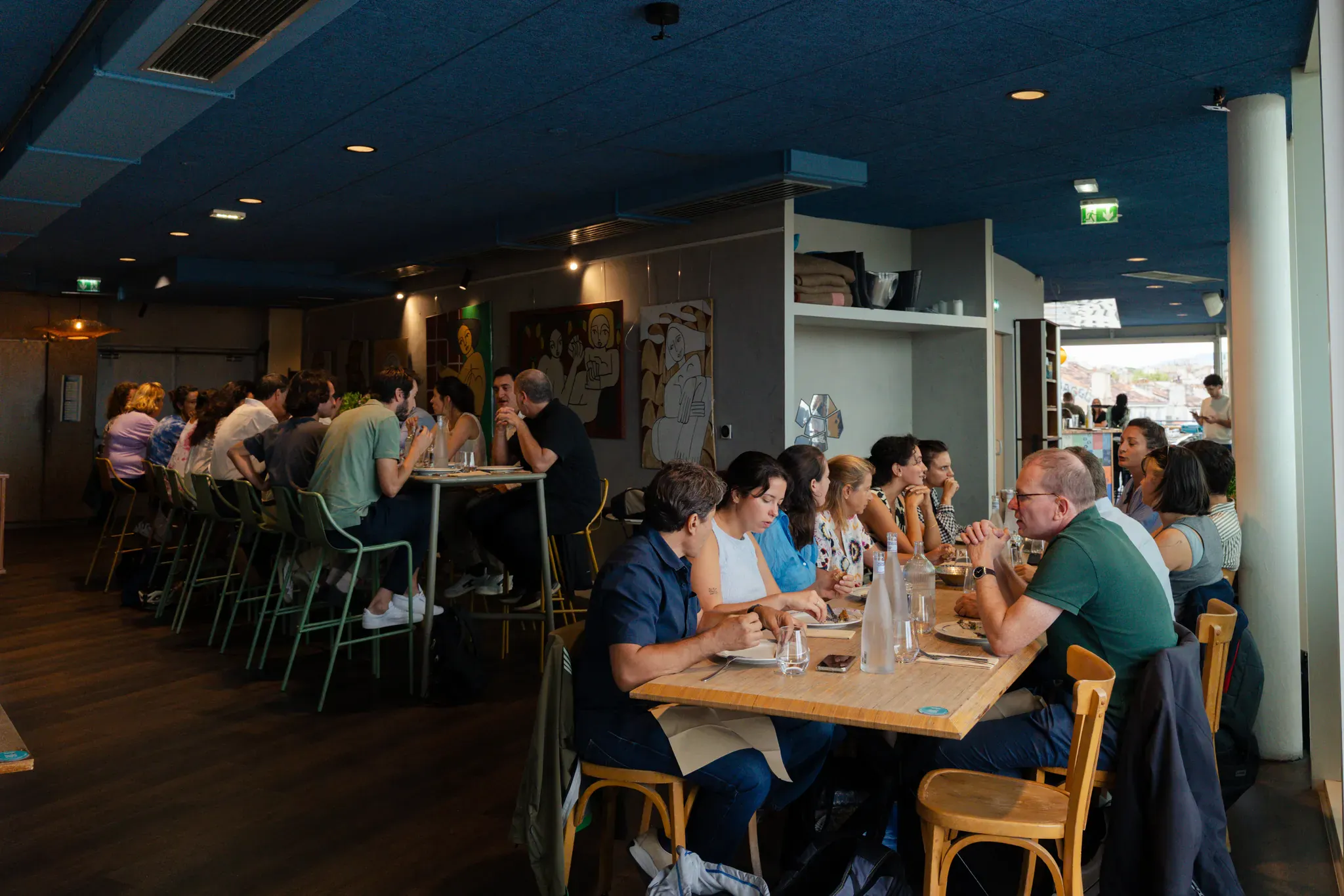 Salle comble pendant le service, convives attablés