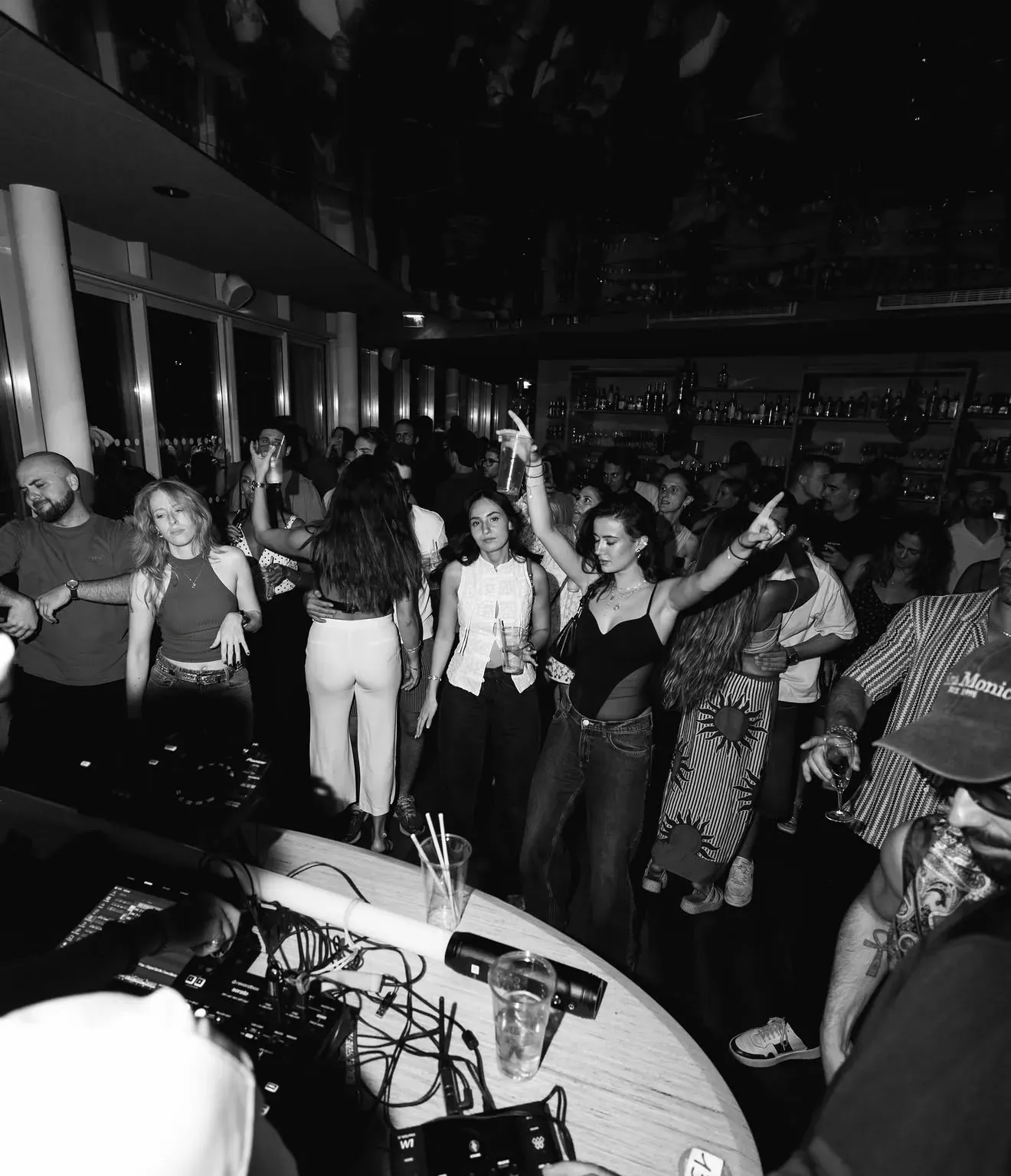 Piste de danse en noir et blanc pendant un DJ set au rooftop