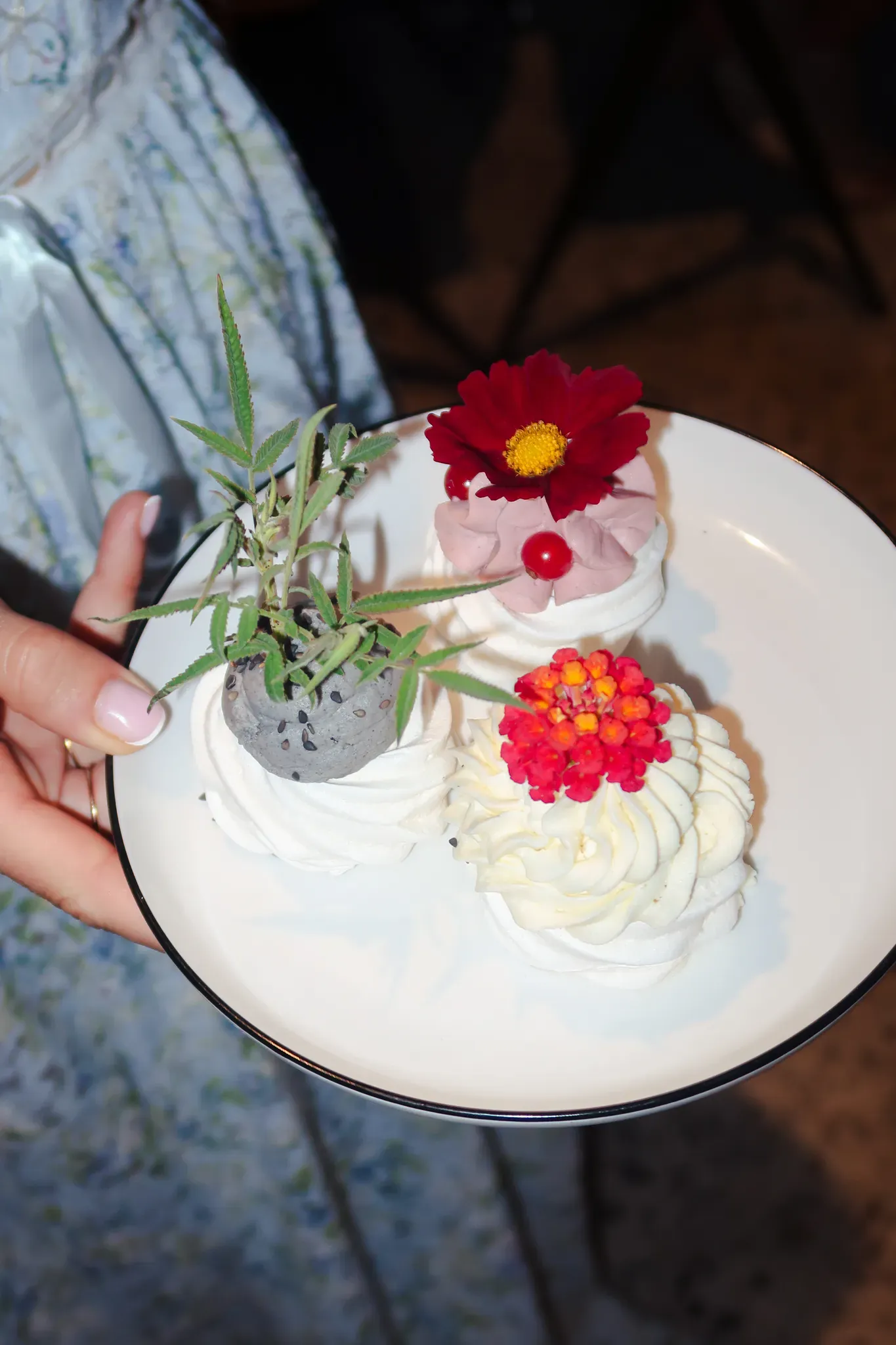 Dessert pavlova aux fleurs comestibles