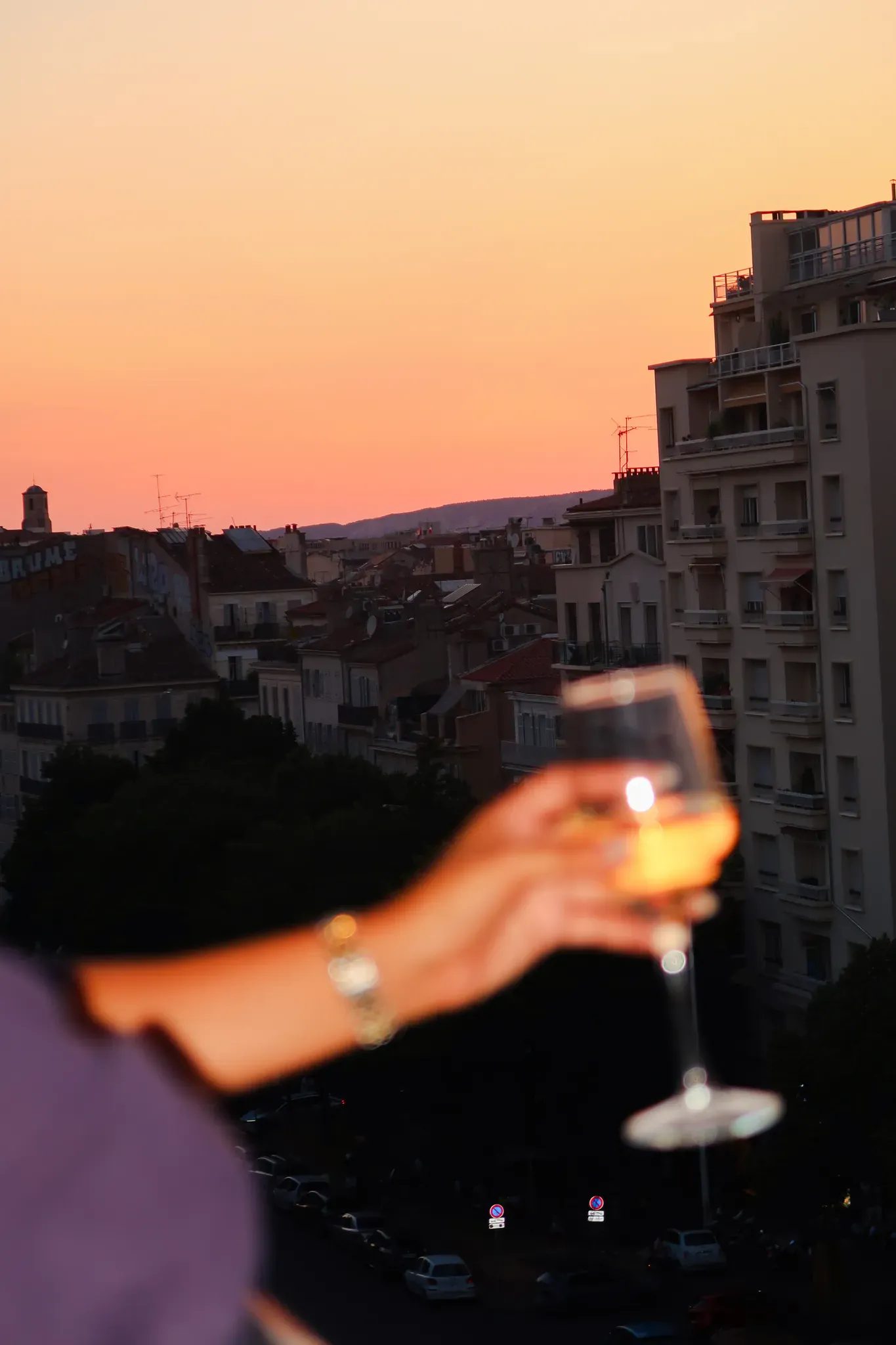 Un verre face au coucher de soleil sur les toits de Marseille
