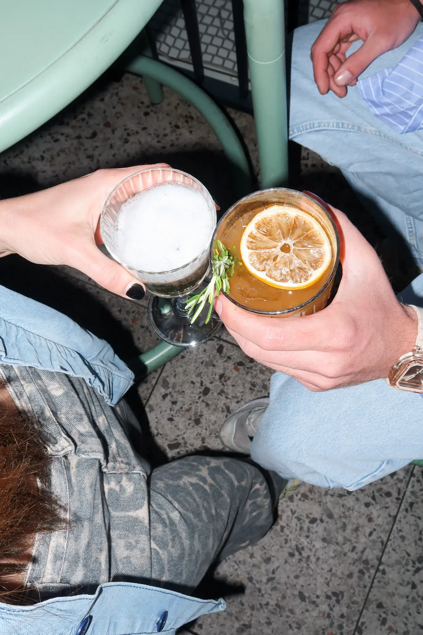 Deux cocktails d'auteur trinqués au-dessus de la terrasse